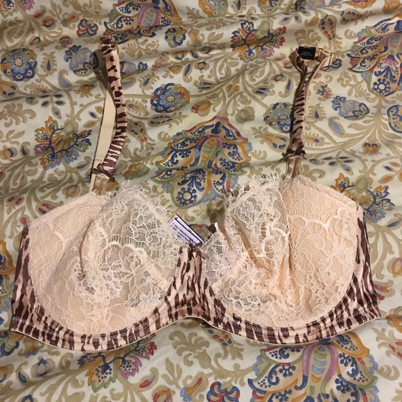 Victoria's Secret Other - New with tags! 32DDD Victoria’s Secret Balconet Bra